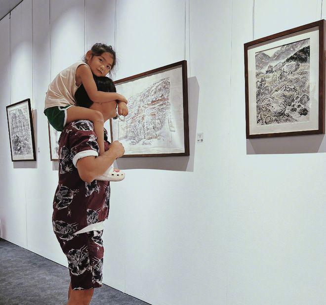 何洁携家人看画展靠老公怀里甜笑，俩女儿超有爱