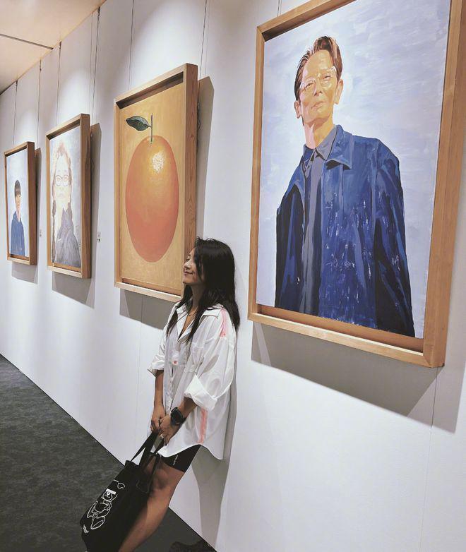 何洁携家人看画展靠老公怀里甜笑，俩女儿超有爱