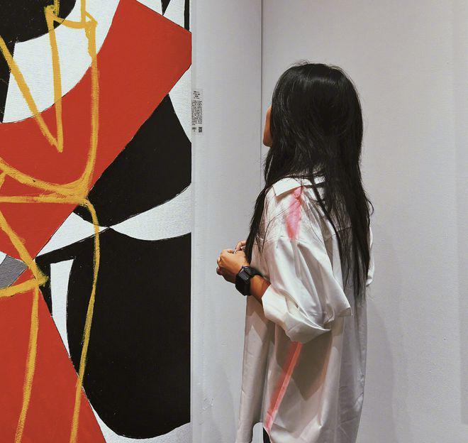 何洁携家人看画展靠老公怀里甜笑，俩女儿超有爱