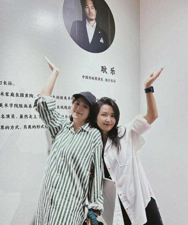何洁携家人看画展靠老公怀里甜笑，俩女儿超有爱