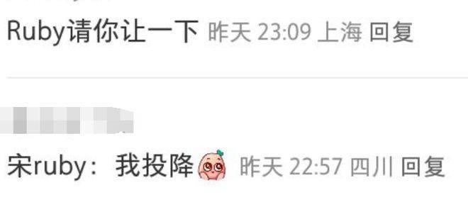 宋慧乔与朋友相聚：抱爱犬笑容温柔，嘟嘴玩自拍