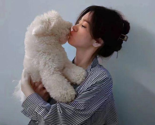 宋慧乔与朋友相聚：抱爱犬笑容温柔，嘟嘴玩自拍