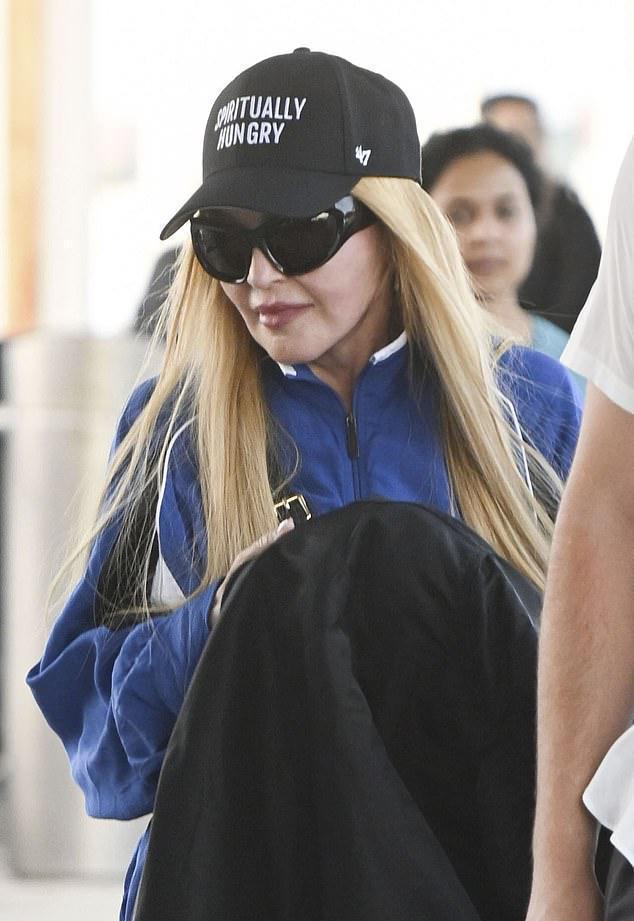 64岁麦当娜状况堪忧，橡胶脸明显走路需儿子搀扶