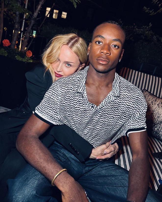 64岁麦当娜状况堪忧，橡胶脸明显走路需儿子搀扶