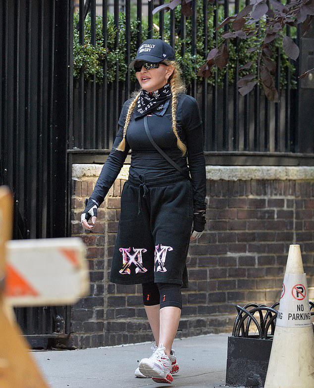 64岁麦当娜状况堪忧，橡胶脸明显走路需儿子搀扶