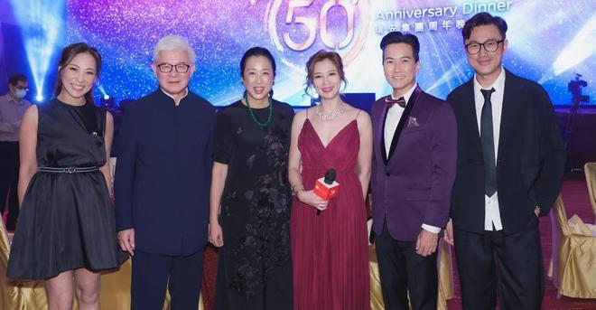 朱玲玲陪现任老公出席活动 和百亿身家的继女同框