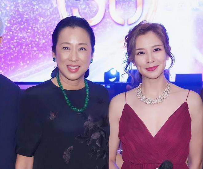 朱玲玲陪现任老公出席活动 和百亿身家的继女同框
