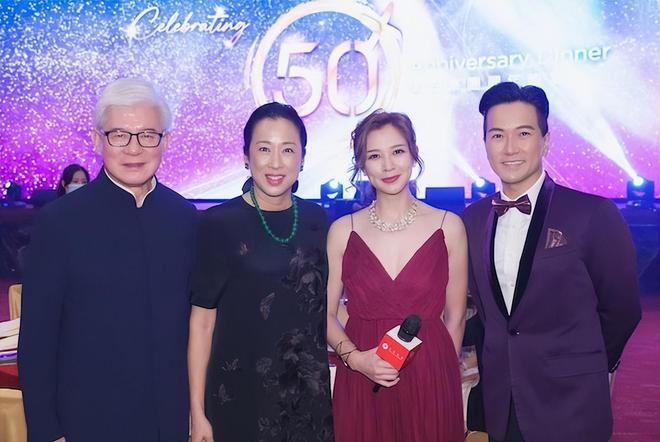 朱玲玲陪现任老公出席活动 和百亿身家的继女同框
