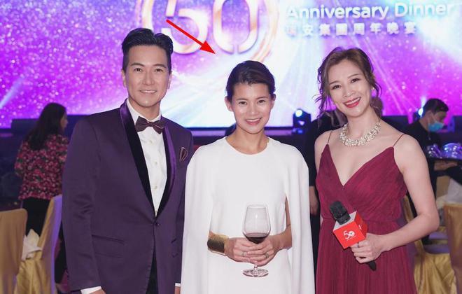 朱玲玲陪现任老公出席活动 和百亿身家的继女同框