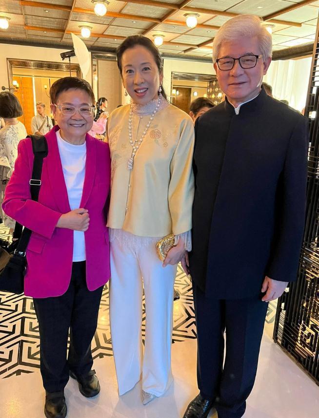 朱玲玲陪现任老公出席活动 和百亿身家的继女同框