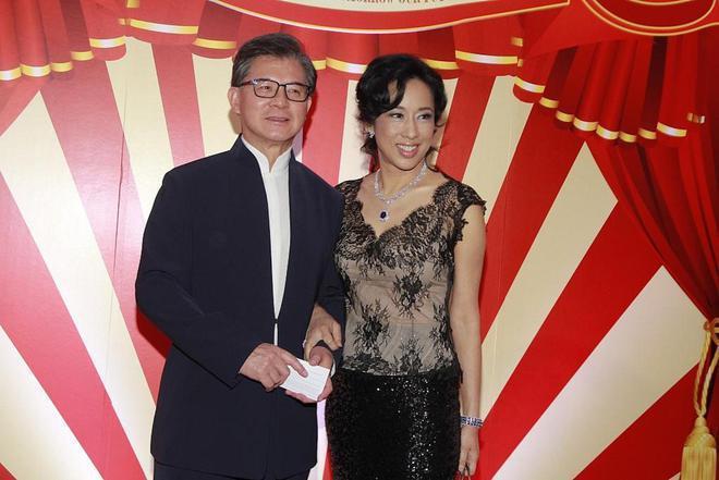 朱玲玲陪现任老公出席活动 和百亿身家的继女同框