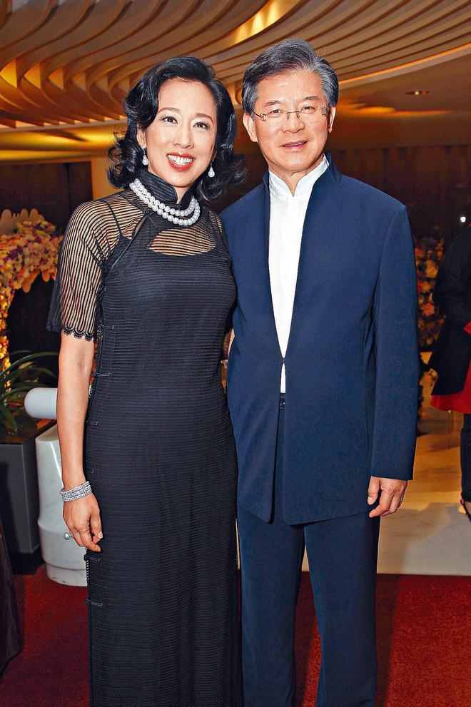 朱玲玲陪现任老公出席活动 和百亿身家的继女同框