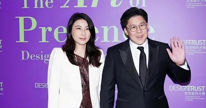 朱玲玲陪现任老公出席活动 和百亿身家的继女同框