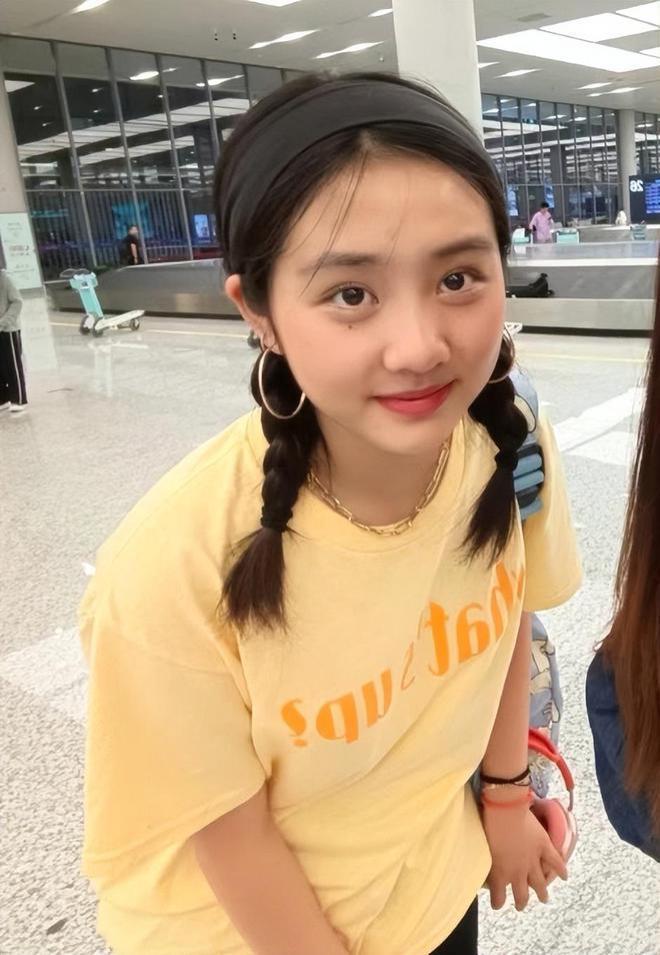 黄磊女儿多多现身机场 与路人合影弯腰被赞有礼貌