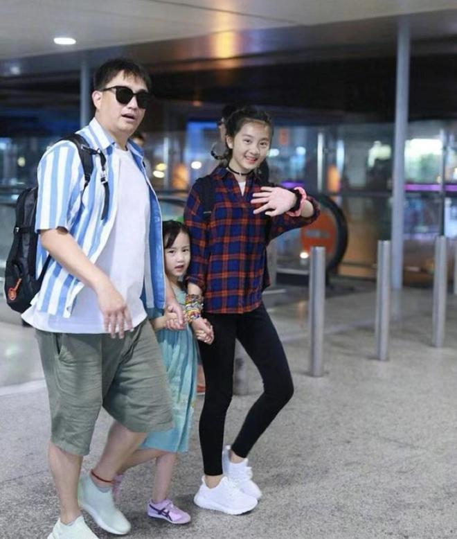 黄磊女儿多多现身机场 与路人合影弯腰被赞有礼貌