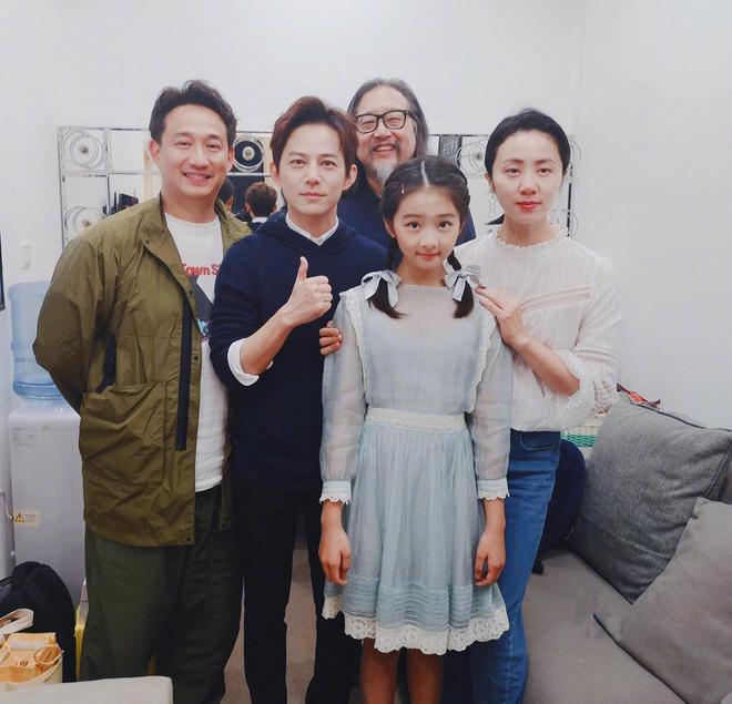 黄磊女儿多多现身机场 与路人合影弯腰被赞有礼貌