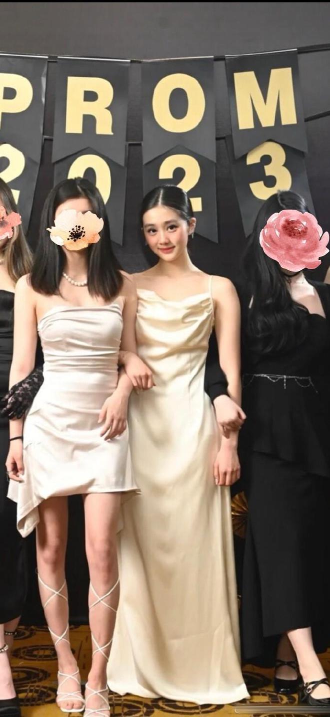 黄磊女儿多多现身机场 与路人合影弯腰被赞有礼貌