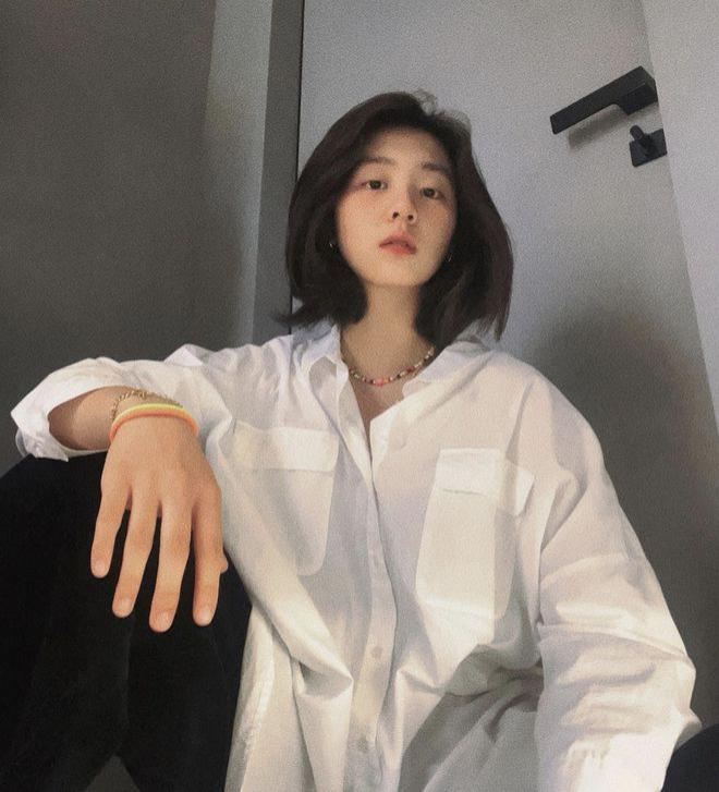 黄磊女儿多多现身机场 与路人合影弯腰被赞有礼貌