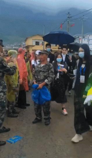 占用马路骂粉丝还说“算了”，高贵个什么劲啊