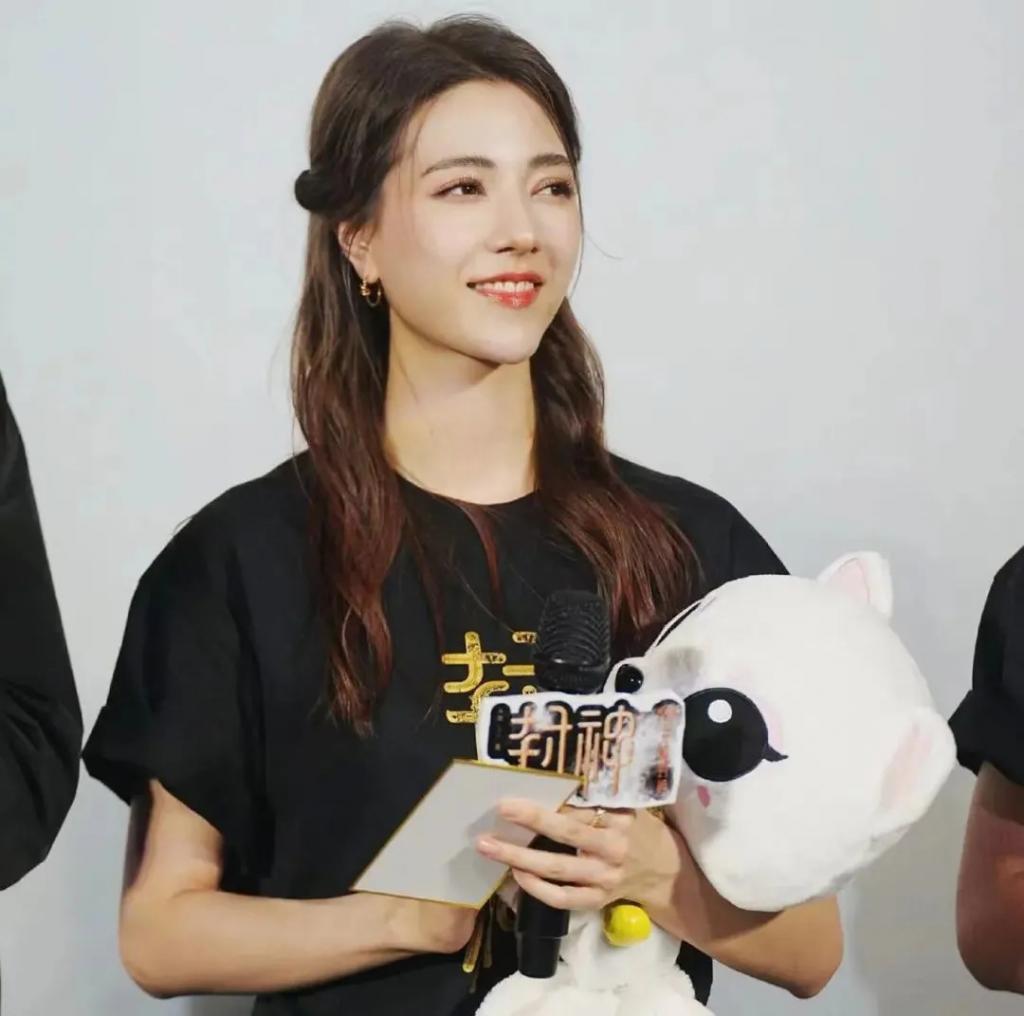 新人妲己娜然，差点就当了成龙儿媳妇？