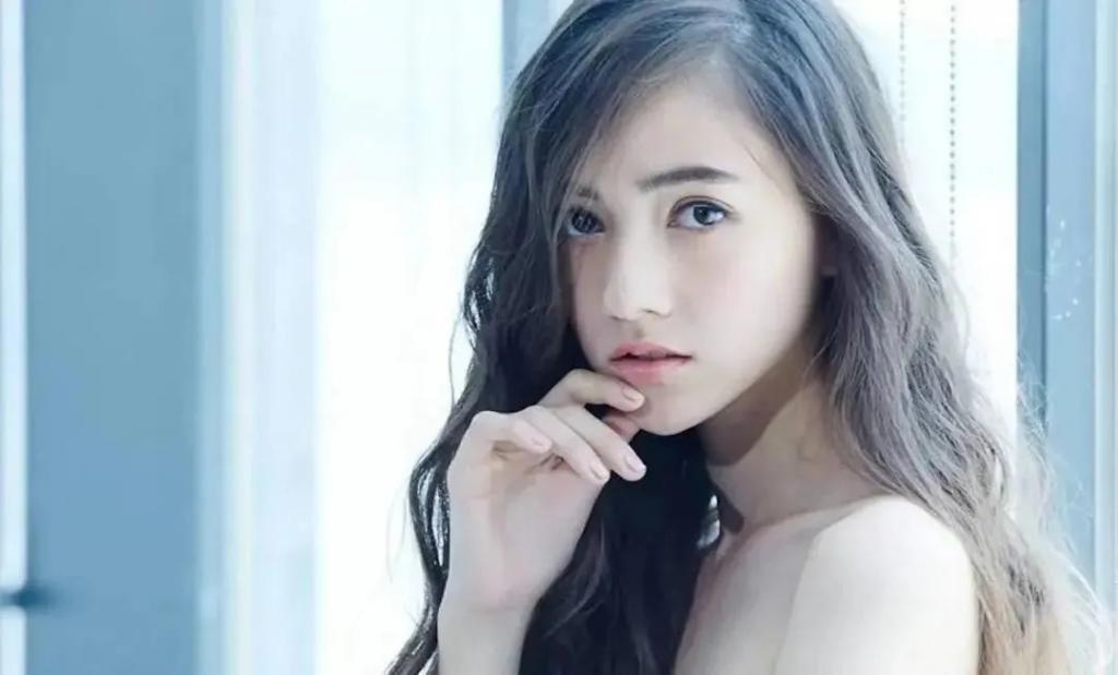 新人妲己娜然，差点就当了成龙儿媳妇？