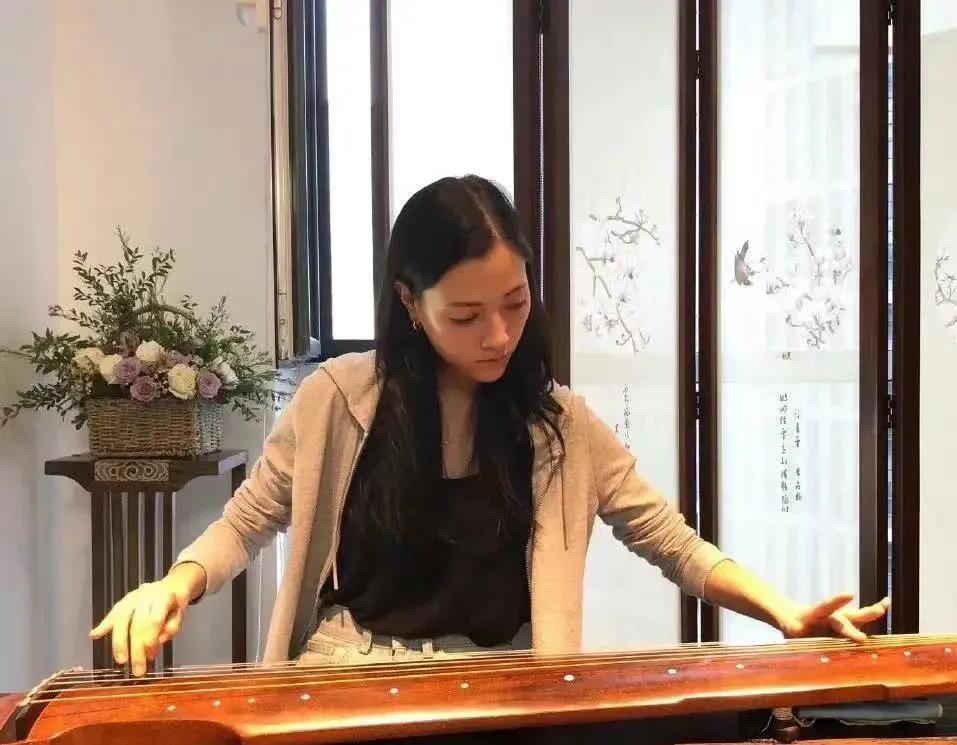 新人妲己娜然，差点就当了成龙儿媳妇？