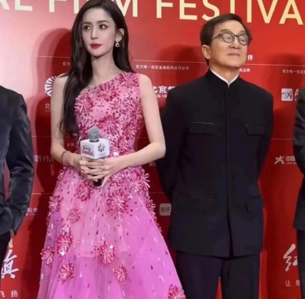 新人妲己娜然，差点就当了成龙儿媳妇？