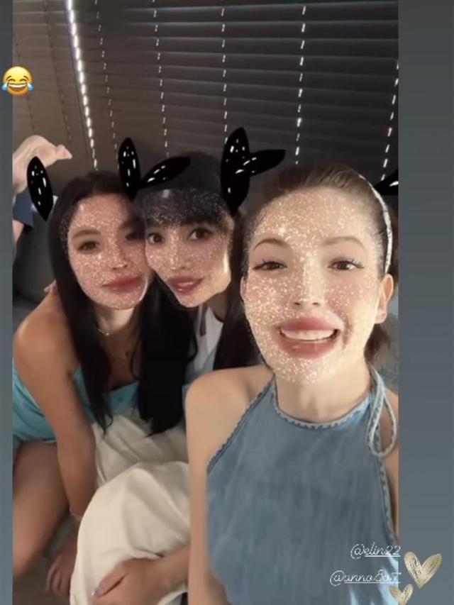 许玮甯李靓蕾在闺蜜家聚会 戴特效玩自拍气氛欢乐