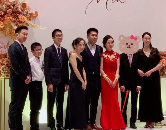 梁洛施罕晒婚宴照，长子五官似李嘉诚，身侧男伴打码引猜测