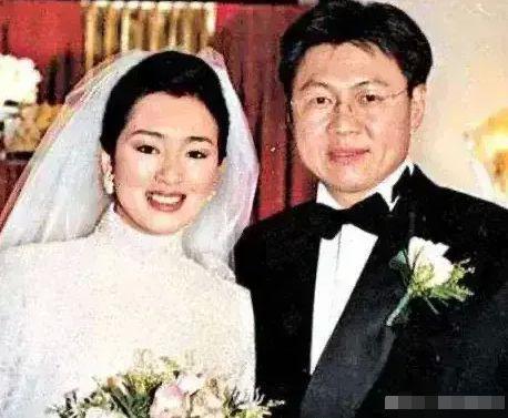巩俐与75岁老公在法国南部度假，搂腰牵手好恩爱