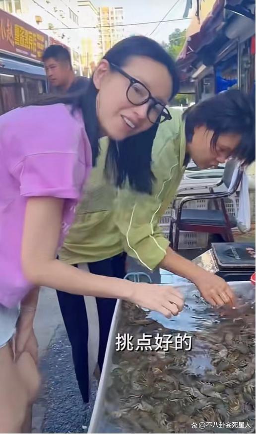 43岁董洁素颜出门买菜，身材纤细，亲自下厨做美食