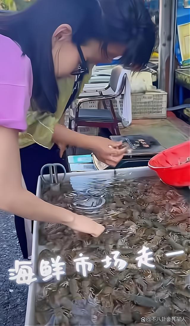 43岁董洁素颜出门买菜，身材纤细，亲自下厨做美食