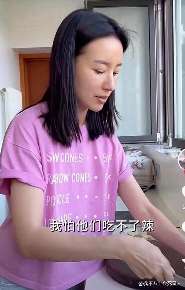 43岁董洁素颜出门买菜，身材纤细，亲自下厨做美食