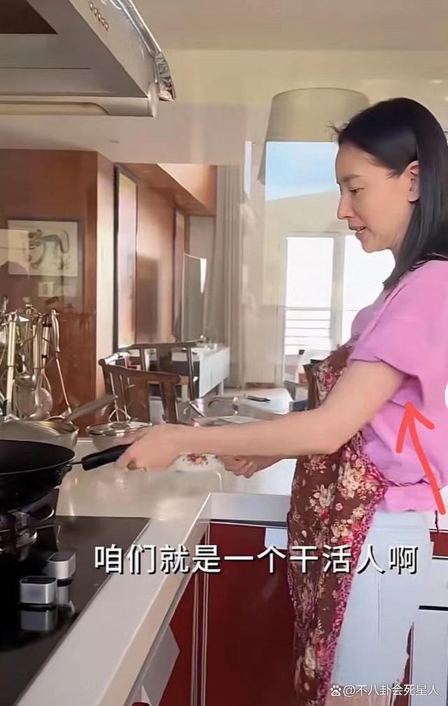 43岁董洁素颜出门买菜，身材纤细，亲自下厨做美食