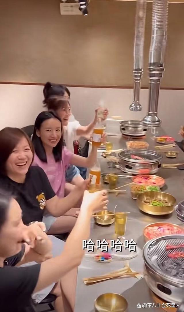 43岁董洁素颜出门买菜，身材纤细，亲自下厨做美食