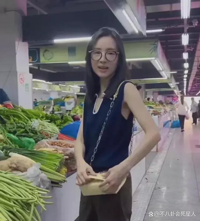 43岁董洁素颜出门买菜，身材纤细，亲自下厨做美食