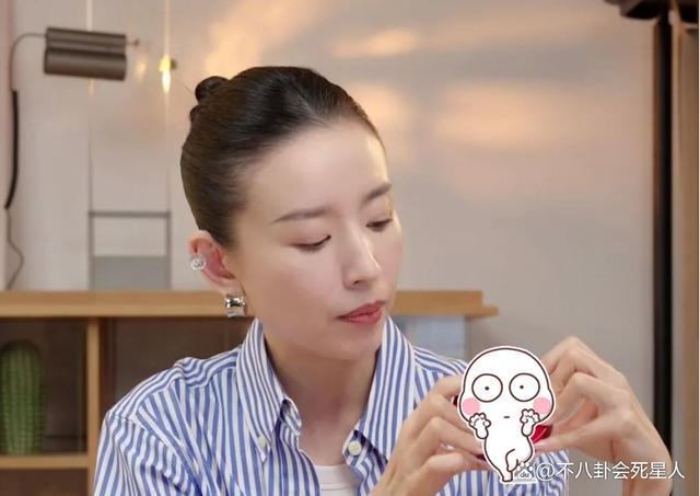 43岁董洁素颜出门买菜，身材纤细，亲自下厨做美食