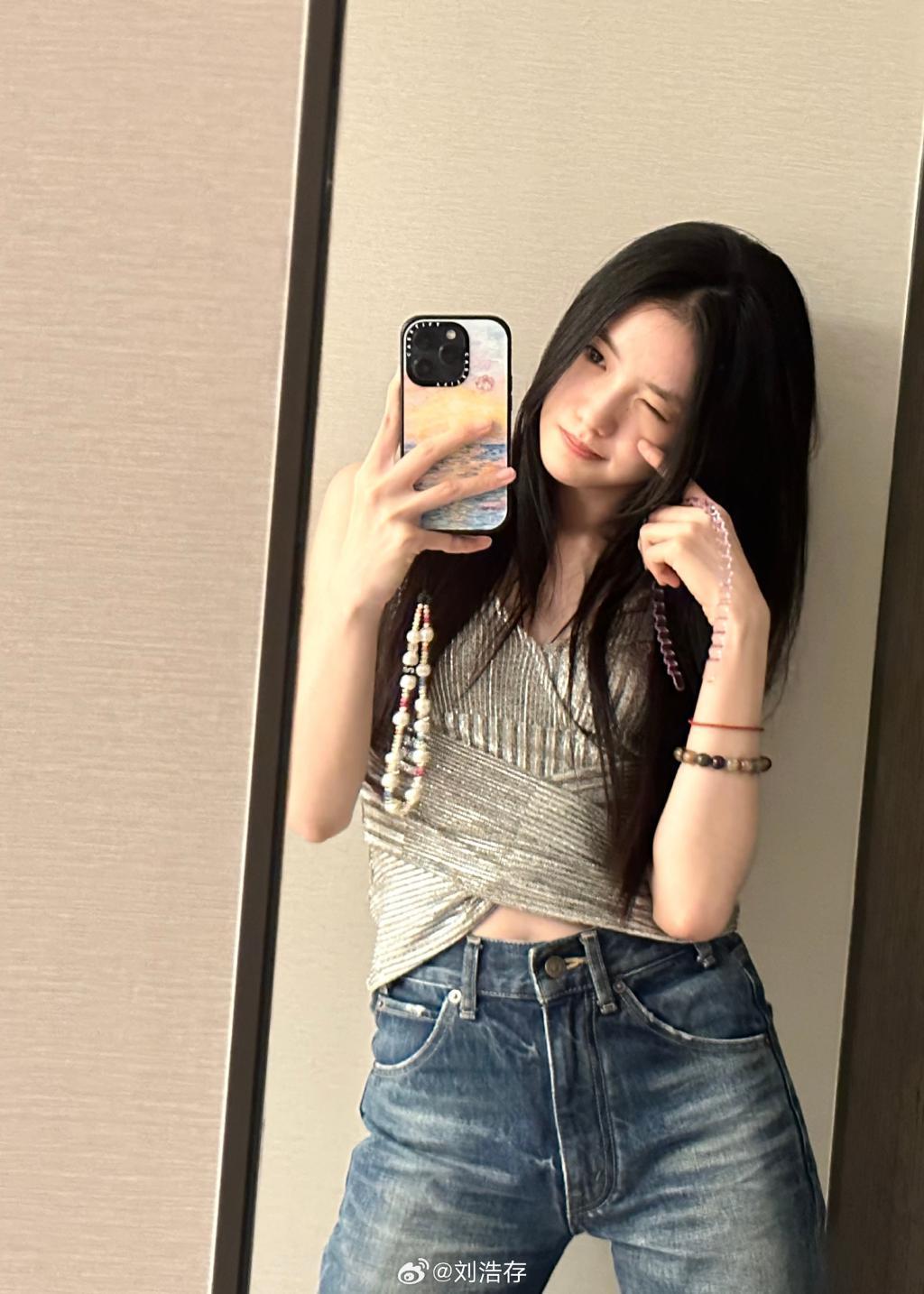 刘浩存对镜玩自拍 披长发清纯可人