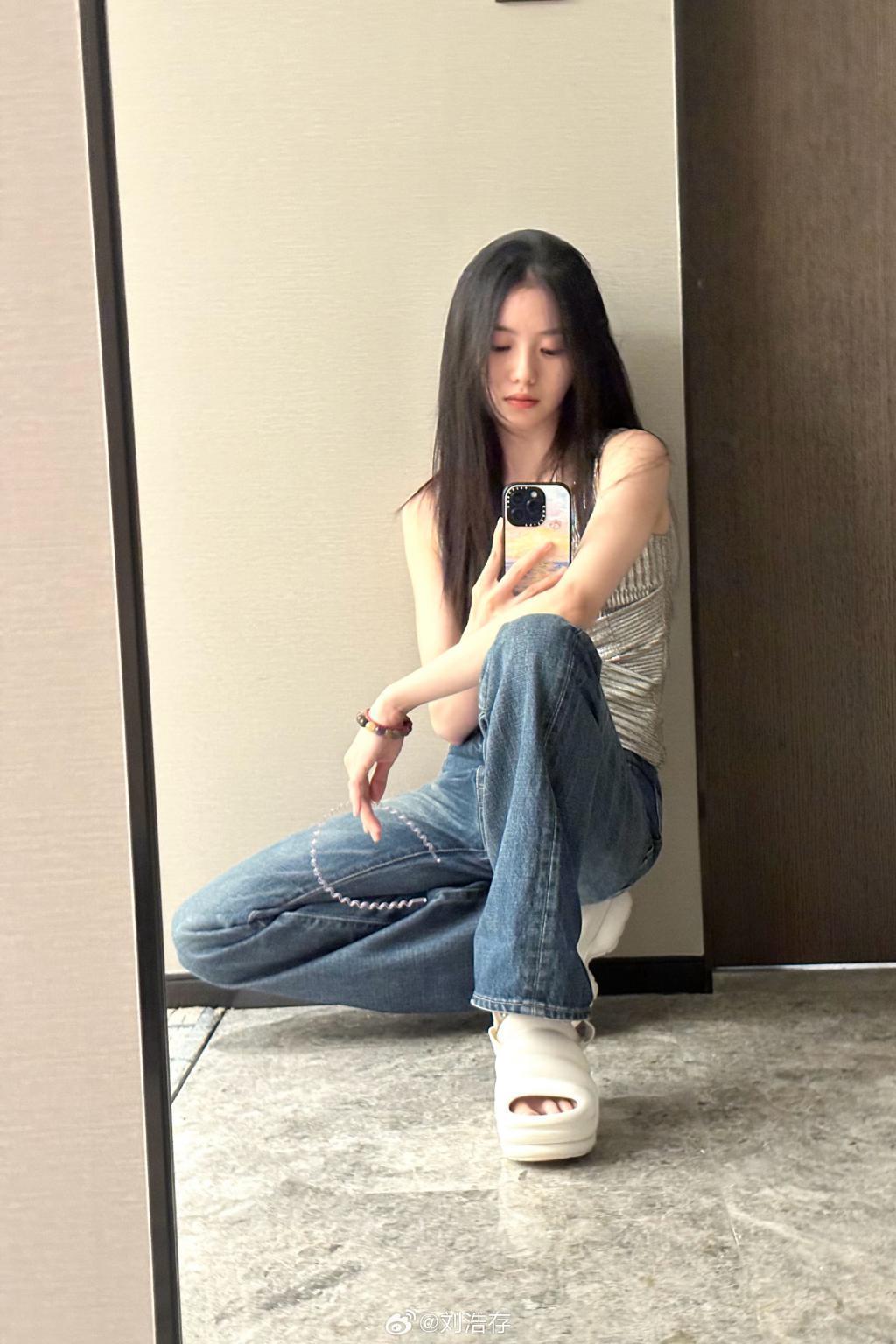 刘浩存对镜玩自拍 披长发清纯可人