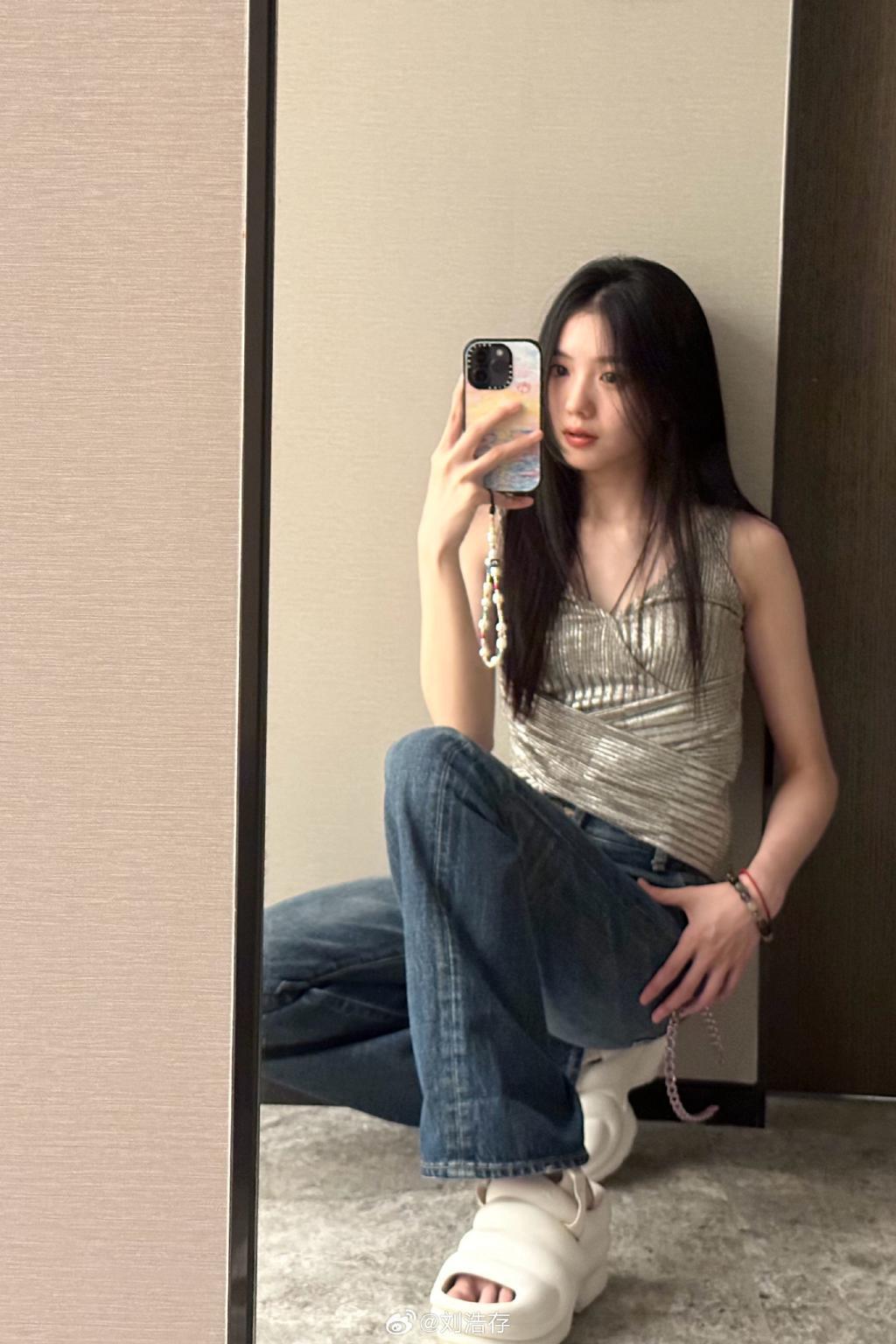 刘浩存对镜玩自拍 披长发清纯可人