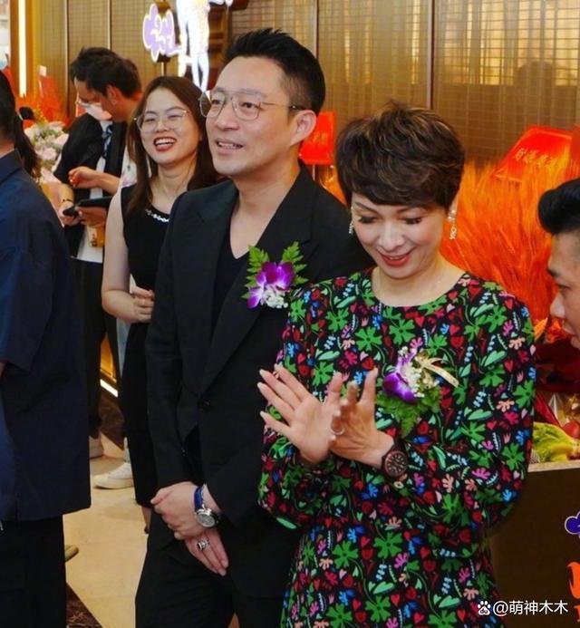 汪小菲懒理具俊晔说妒忌，跟张兰合体为新店剪彩，人山人海