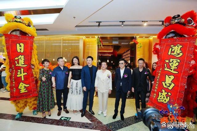 汪小菲懒理具俊晔说妒忌，跟张兰合体为新店剪彩，人山人海