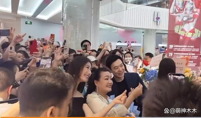 汪小菲懒理具俊晔说妒忌，跟张兰合体为新店剪彩，人山人海