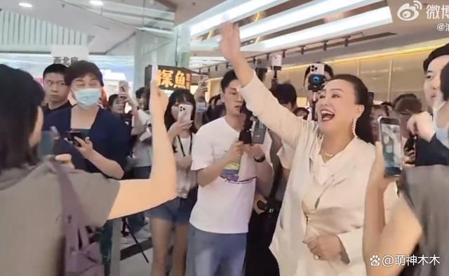 汪小菲懒理具俊晔说妒忌，跟张兰合体为新店剪彩，人山人海