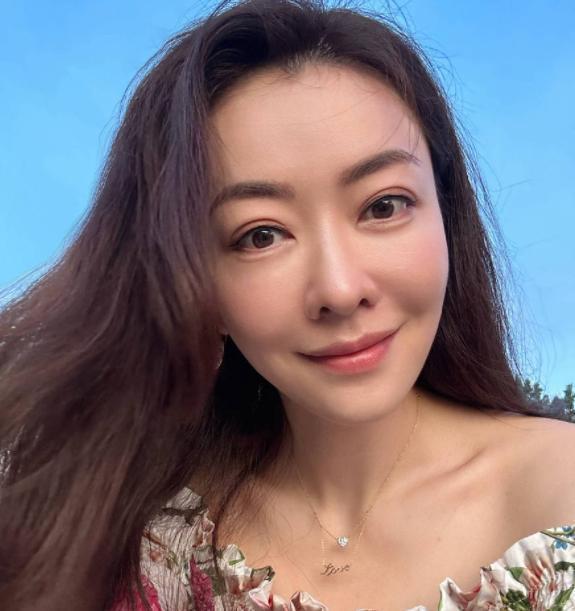 熊黛林为老公庆生，亲密贴脸太恩爱，女方皮肤紧致不见老