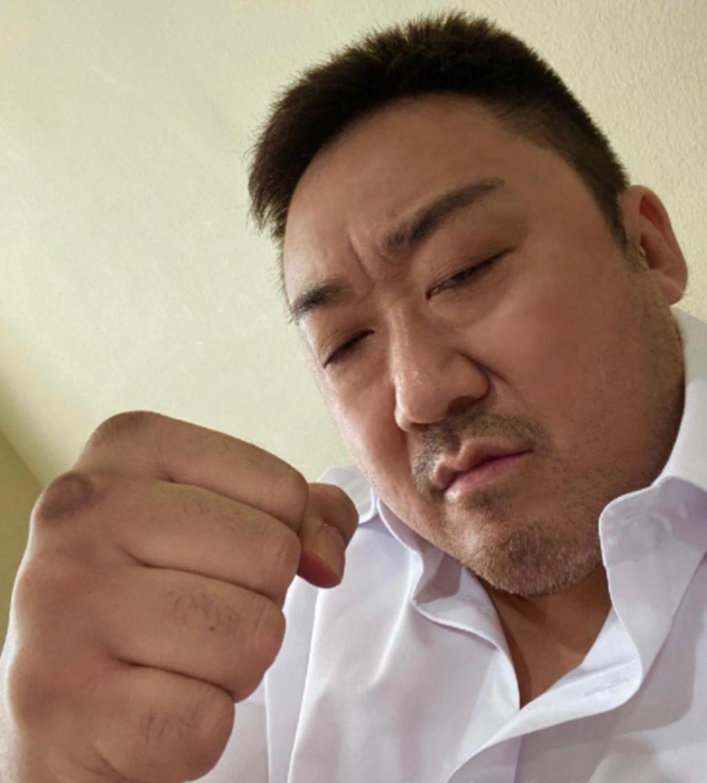 中年大叔的自拍照,正被网友们拿去当头像。