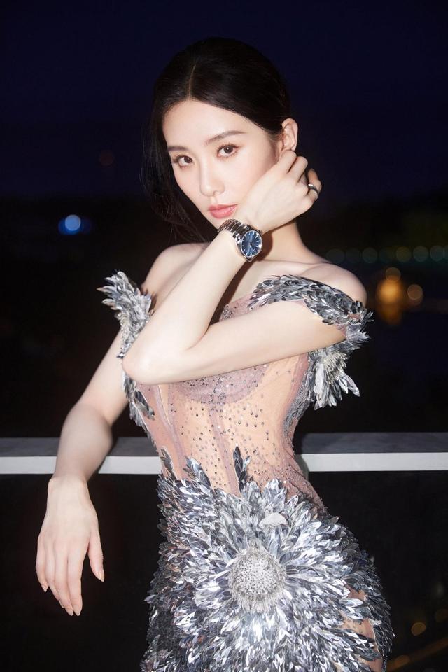 刘诗诗一袭银色亮片鎏金长裙，身姿绰约气质纯净优雅