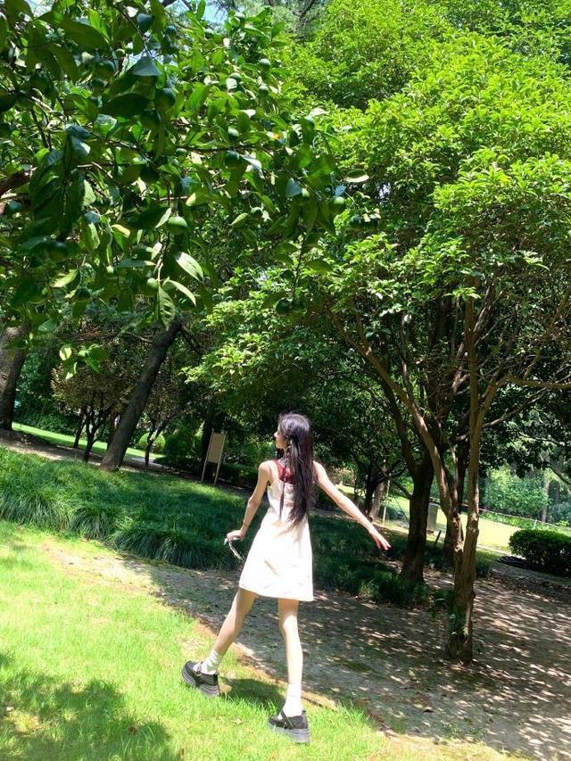 鞠婧祎胶片风随拍，穿碎花裙扎单侧麻花辫纯欲感拉满
