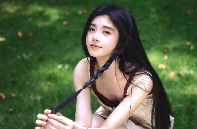 鞠婧祎胶片风随拍，穿碎花裙扎单侧麻花辫纯欲感拉满