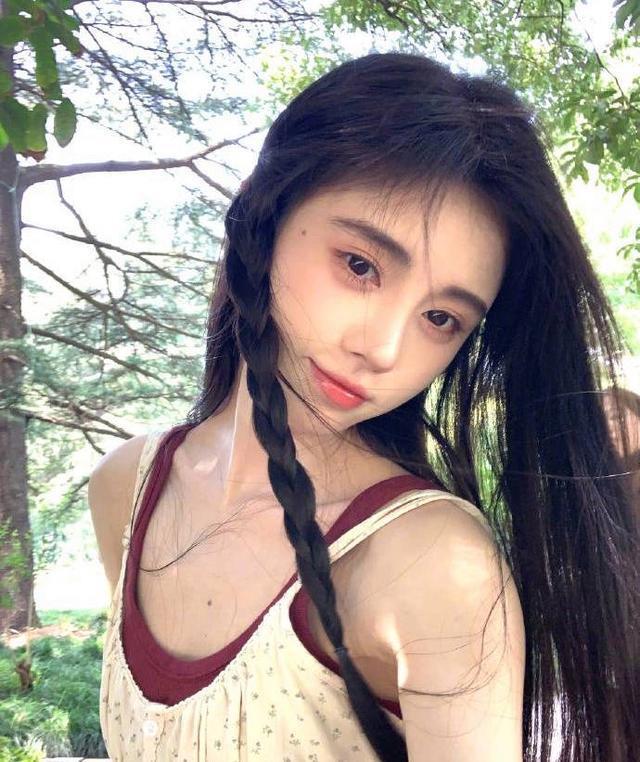 鞠婧祎胶片风随拍，穿碎花裙扎单侧麻花辫纯欲感拉满